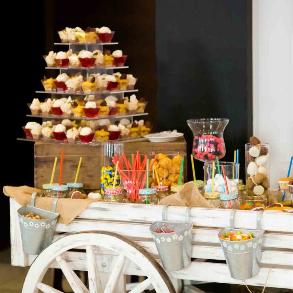 Tavolo imbandito per buffet matrimonio